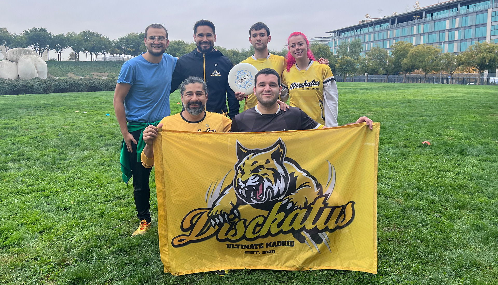 Jugadores de Disckatus en taller escolar de ultimate frisbee