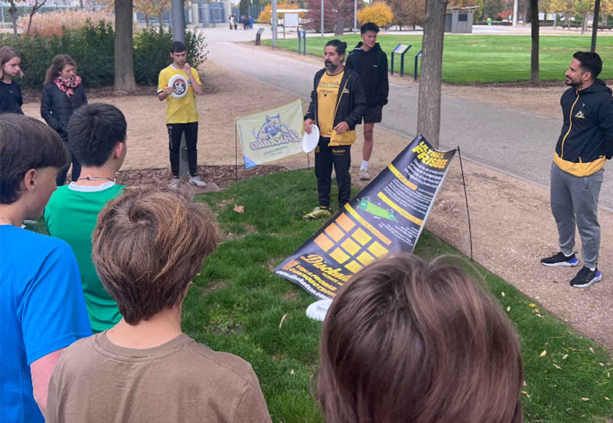 Equipo Disckatus enseñando ultimate frisbee a niños